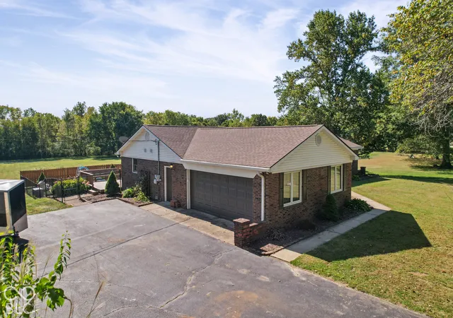 Photo 2 of Single family home for sale at 7237 Marstella Dr, Brownsburg, IN 46112 | MLS# 22129038 | Listing updated on 2026-10-09