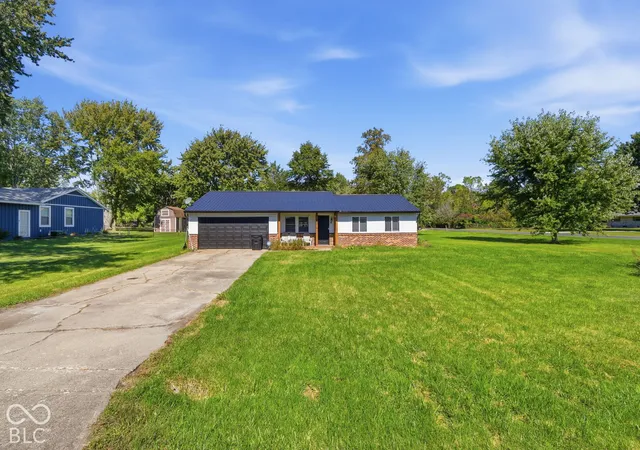 Single family home for sale at 2814 W Walnut Dr, Greenfield, IN 46140 | MLS# 22129065