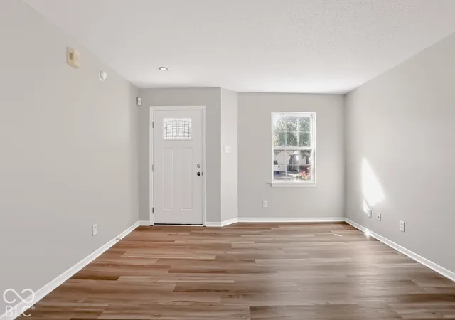 Photo 4 of Single family home for sale at 72 Winterwood Dr, Greenwood, IN 46143 | MLS# 22129080 | Listing updated on 2026-10-01