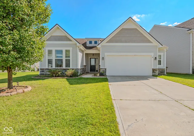 Photo 2 of Single family home for sale at 2337 Creekland Dr, Columbus, IN 47201 | MLS# 22129087 | Listing updated on 2026-10-02