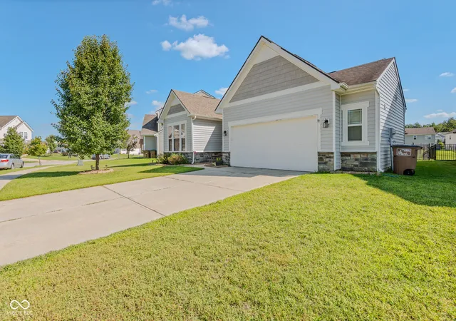 Photo 3 of Single family home for sale at 2337 Creekland Dr, Columbus, IN 47201 | MLS# 22129087 | Listing updated on 2026-10-02