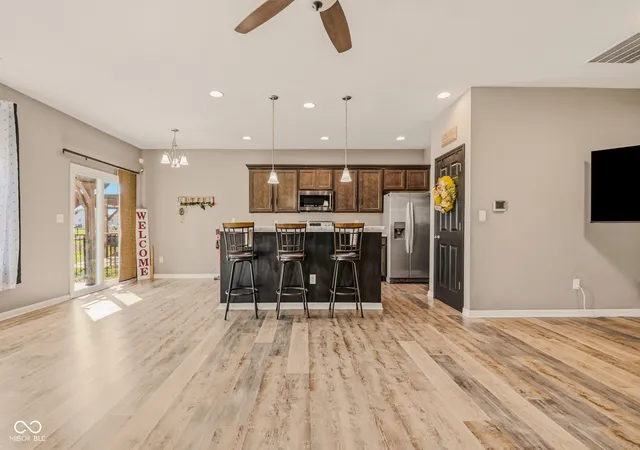 Photo 4 of Single family home for sale at 2337 Creekland Dr, Columbus, IN 47201 | MLS# 22129087 | Listing updated on 2026-10-02
