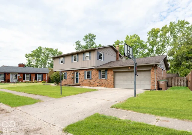 Photo 2 of Single family home for sale at 3520 Autumn Ct, Columbus, IN 47203 | MLS# 22129106 | Listing updated on 2026-10-03