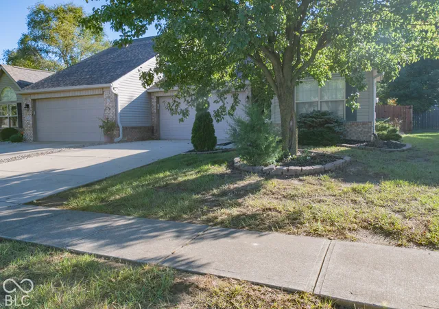 Photo 3 of Single family home for sale at 4607 Marshall Dr, Indianapolis, IN 46237 | MLS# 22129261 | Listing updated on 2026-10-06