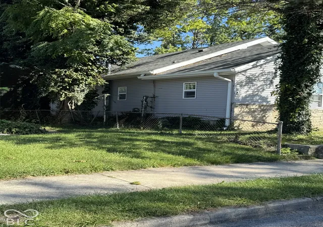 Photo 2 of Single family home for sale at 908 S Blaine Ave, Muncie, IN 47302 | MLS# 22129302 | Listing updated on 2026-10-02