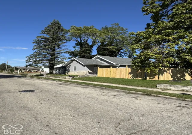Photo 3 of Single family home for sale at 908 S Blaine Ave, Muncie, IN 47302 | MLS# 22129302 | Listing updated on 2026-10-02