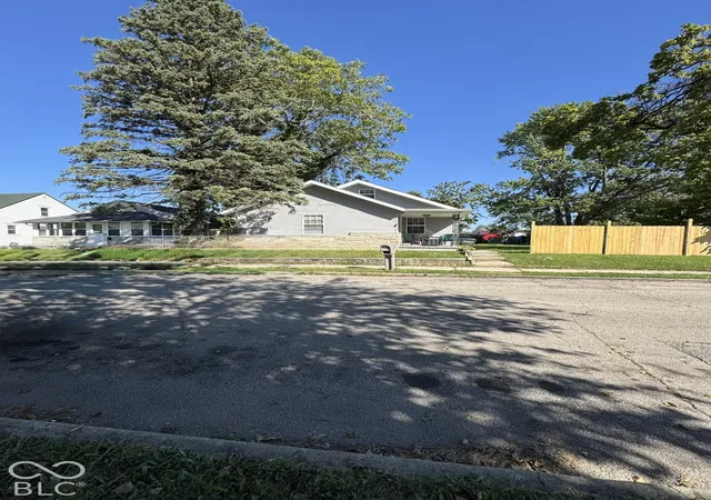 Photo 4 of Single family home for sale at 908 S Blaine Ave, Muncie, IN 47302 | MLS# 22129302 | Listing updated on 2026-10-24
