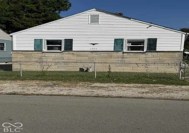 Photo 1 of Single family home for sale at 3204 S Vine, Muncie, IN 47302 | MLS# 22129309 | Listing updated on 2026-10-02