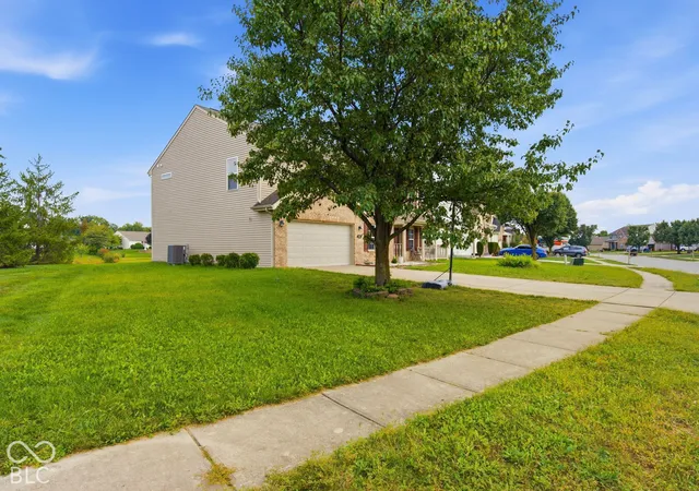 Photo 3 of Single family home for sale at 1881 Wynnewood Ln, Avon, IN 46123 | MLS# 22129311 | Listing updated on 2026-10-04