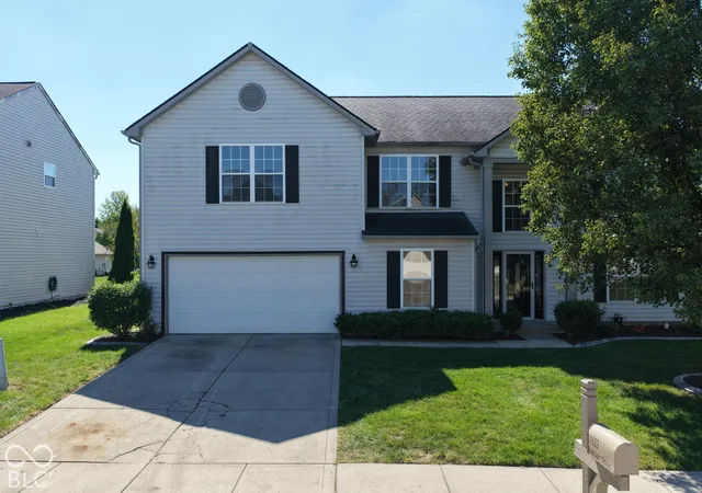 Photo 2 of Sale Pending at 11633 Sinclair Dr, Indianapolis, IN 46235 | MLS# 22129333 | Listing updated on 2026-10-06