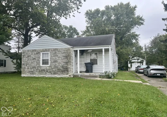 Photo 1 of Sale Pending at 821 W Cross St, Anderson, IN 46011 | MLS# 22129347 | Listing updated on 2026-10-03