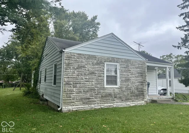 Photo 2 of Sale Pending at 821 W Cross St, Anderson, IN 46011 | MLS# 22129347 | Listing updated on 2026-10-03