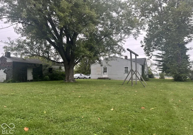 Photo 3 of Sale Pending at 821 W Cross St, Anderson, IN 46011 | MLS# 22129347 | Listing updated on 2026-10-03