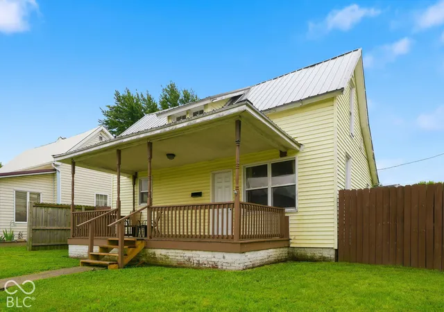 Photo 2 of Single family home for sale at 901 E Market St, Crawfordsville, IN 47933 | MLS# 22129357 | Listing updated on 2026-10-28