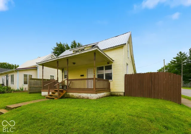 Photo 3 of Single family home for sale at 901 E Market St, Crawfordsville, IN 47933 | MLS# 22129357 | Listing updated on 2026-10-28