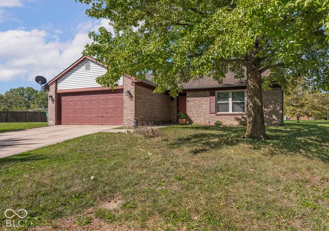 Photo 2 of Single family home for sale at 232 Park Pl Ct, Avon, IN 46123 | MLS# 22129359 | Listing updated on 2026-10-06