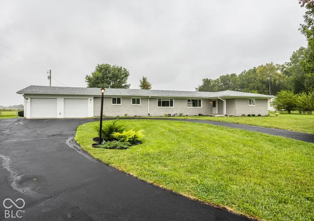 Photo 2 of Single family home for sale at 987 W Stones Xing Rd, Greenwood, IN 46143 | MLS# 22129420 | Listing updated on 2026-10-03