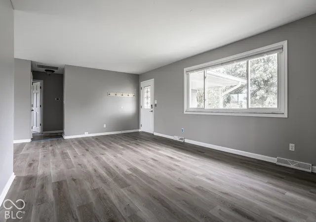 Photo 4 of Single family home for sale at 987 W Stones Xing Rd, Greenwood, IN 46143 | MLS# 22129420 | Listing updated on 2026-10-03