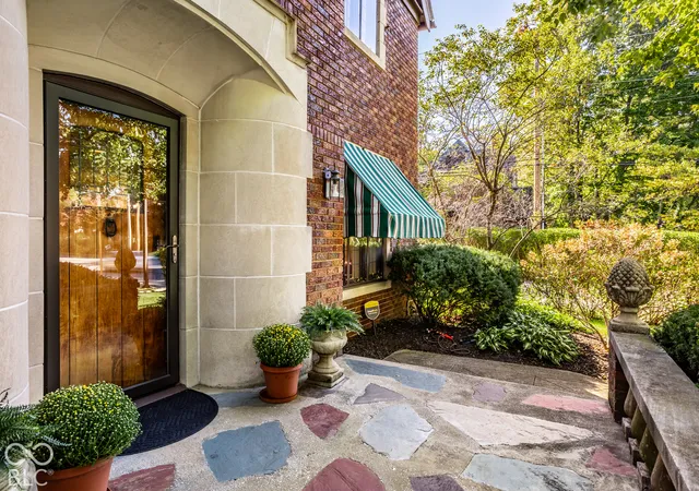 Photo 4 of Sale Pending at 5201 Washington Blvd, Indianapolis, IN 46220 | MLS# 22129422 | Listing updated on 2026-10-29
