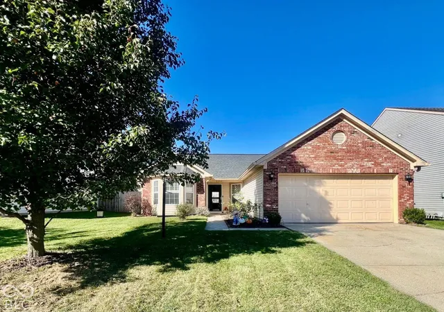 Photo 1 of Single family home for sale at 2390 Lakecrest Dr, Columbus, IN 47201 | MLS# 22129436 | Listing updated on 2026-10-06