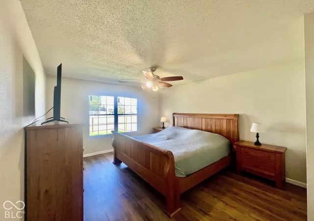 Photo 4 of Single family home for sale at 2390 Lakecrest Dr, Columbus, IN 47201 | MLS# 22129436 | Listing updated on 2026-10-06