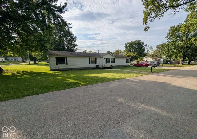 Photo 3 of Sale Pending at 910 N Colfax St, Brazil, IN 47834 | MLS# 22129477 | Listing updated on 2026-10-06