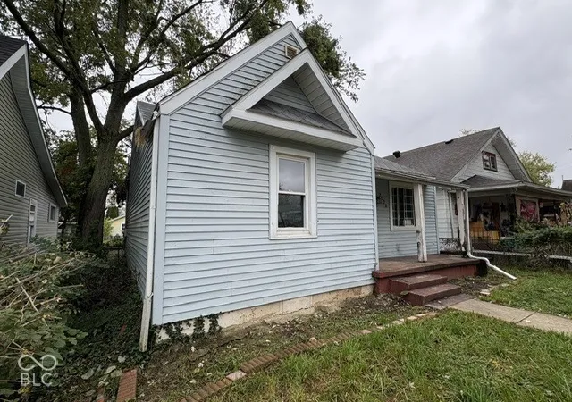 Photo 3 of Single family home for sale at 2024 S Jefferson St, Muncie, IN 47302 | MLS# 22129495 | Listing updated on 2026-10-02