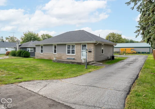 Photo 3 of Single family home for sale at 2401 W 11th Street, Muncie, IN 47302 | MLS# 22129509 | Listing updated on 2026-10-05