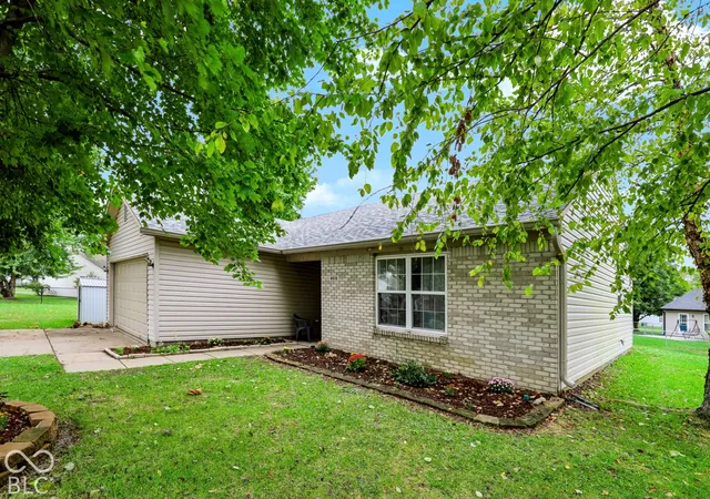 Photo 3 of Single family home for sale at 4016 Dogwood Ln, Franklin, IN 46131 | MLS# 22129517 | Listing updated on 2026-10-05