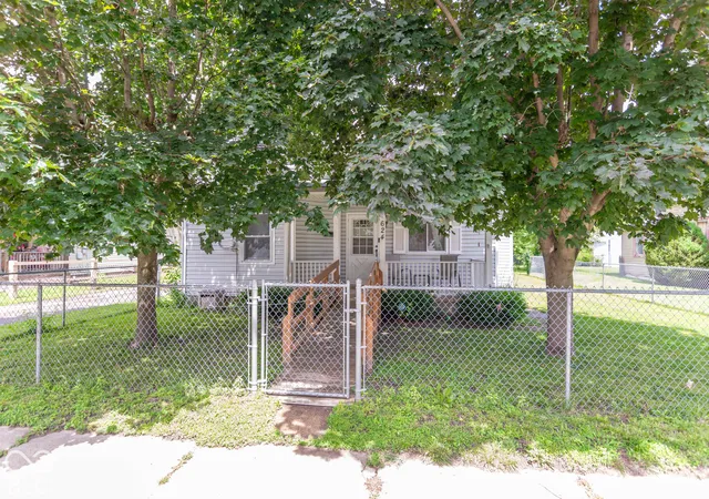 Photo 2 of Single family home for sale at 624 W Washington St, Shelbyville, IN 46176 | MLS# 22129543 | Listing updated on 2026-10-06