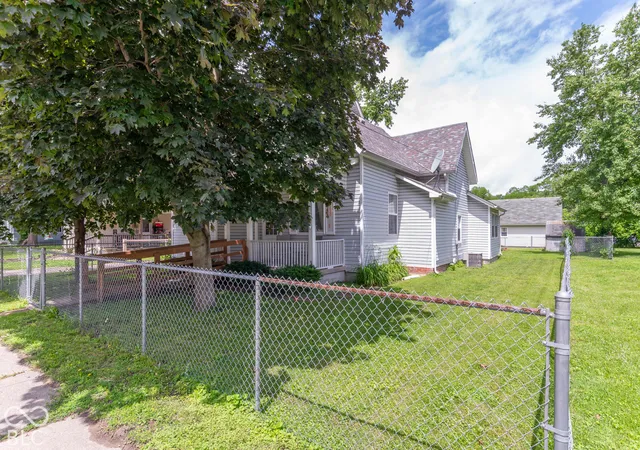 Photo 3 of Single family home for sale at 624 W Washington St, Shelbyville, IN 46176 | MLS# 22129543 | Listing updated on 2026-10-06