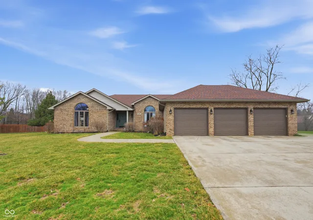 Photo 1 of Single family home for sale at 209 N Copperwood Ct, Muncie, IN 47304 | MLS# 22129797 | Listing updated on 2026-10-05