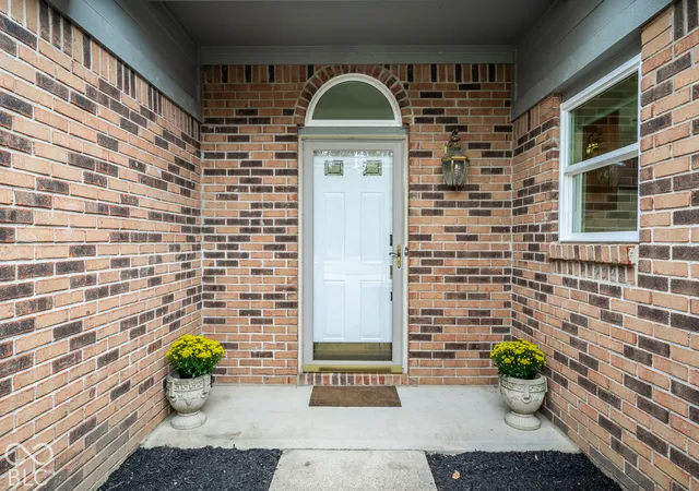 Photo 4 of Single family home for sale at 5565 Crystal Bay W Dr, Plainfield, IN 46168 | MLS# 22129841 | Listing updated on 2026-10-09