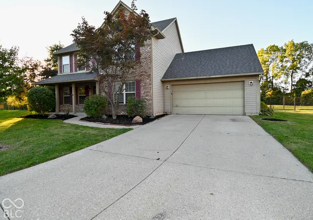 Photo 2 of Single family home for sale at 5524 Oakcrest Dr, Indianapolis, IN 46237 | MLS# 22129858 | Listing updated on 2026-10-16
