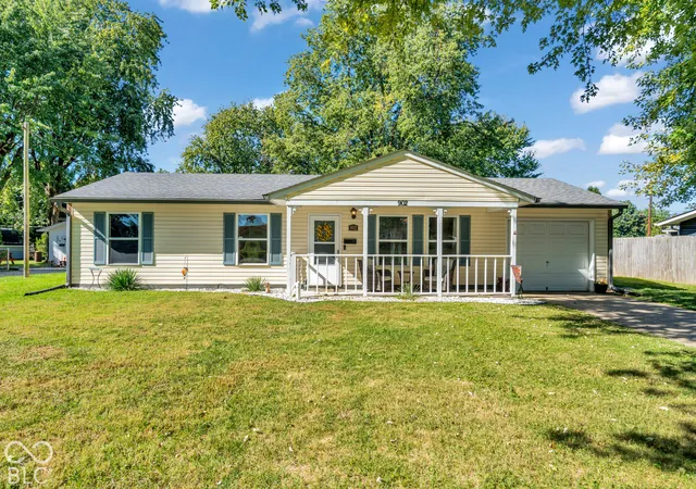 Photo 1 of Single family home for sale at 902 Sweetbriar Ave, Whiteland, IN 46184 | MLS# 22129881 | Listing updated on 2026-10-08