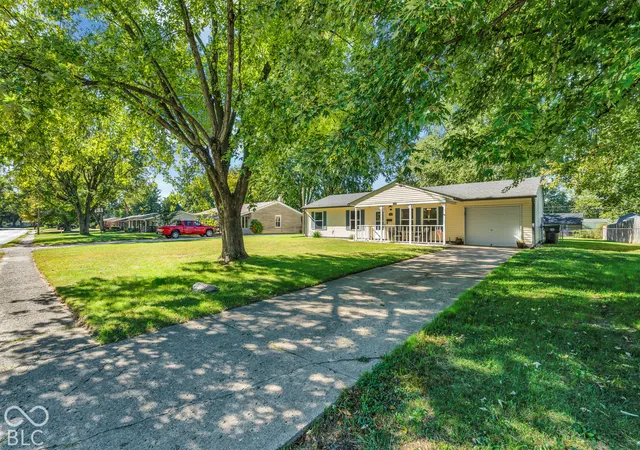 Photo 2 of Single family home for sale at 902 Sweetbriar Ave, Whiteland, IN 46184 | MLS# 22129881 | Listing updated on 2026-10-08