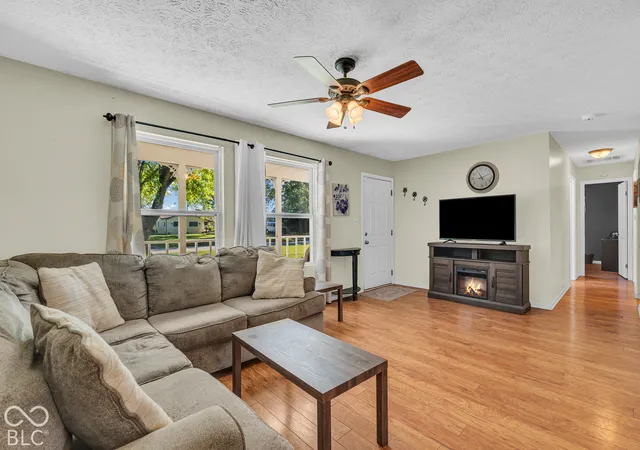 Photo 3 of Single family home for sale at 902 Sweetbriar Ave, Whiteland, IN 46184 | MLS# 22129881 | Listing updated on 2026-10-08