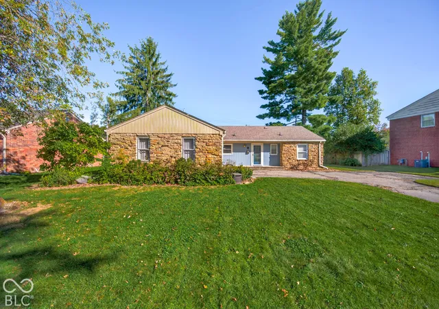 Single family home for sale at 1602 Crescent Dr, Columbus, IN 47203 | MLS# 22129921