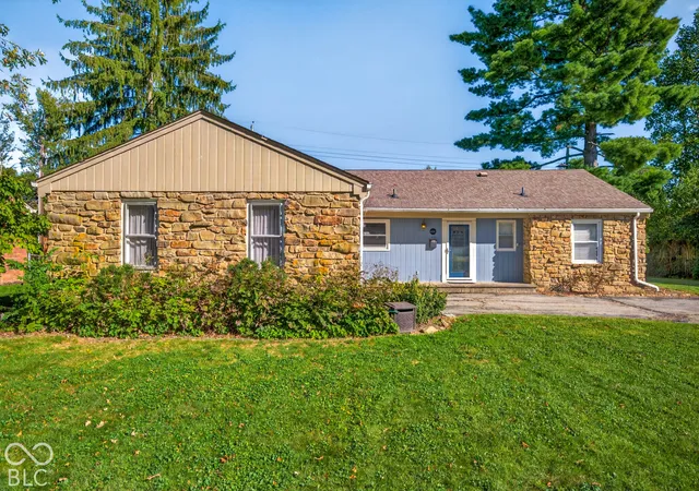 Photo 2 of Single family home for sale at 1602 Crescent Dr, Columbus, IN 47203 | MLS# 22129921 | Listing updated on 2026-10-09