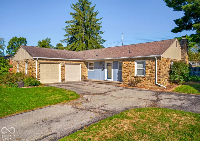 Photo 3 of Single family home for sale at 1602 Crescent Dr, Columbus, IN 47203 | MLS# 22129921 | Listing updated on 2026-10-09