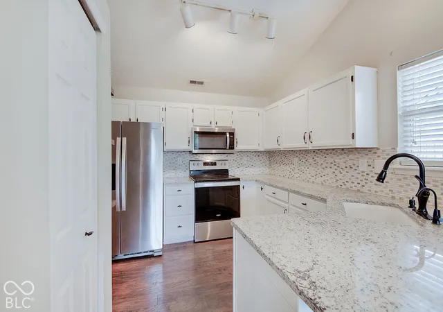Photo 4 of Single family home for sale at 1531 Lake Point Ln N, Greenwood, IN 46142 | MLS# 22129967 | Listing updated on 2026-10-07