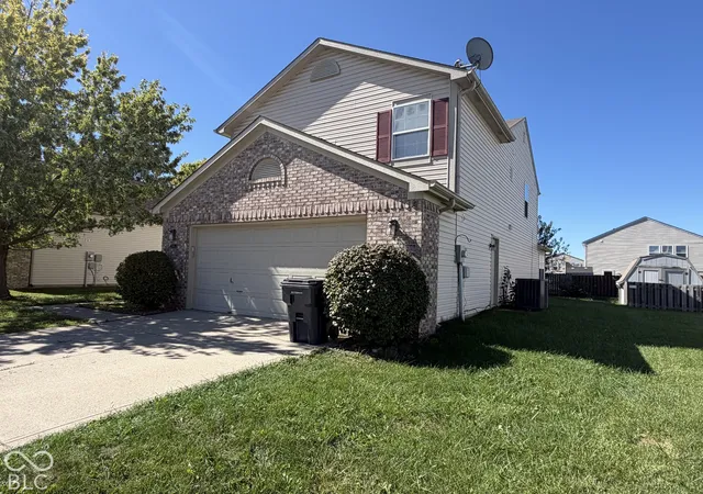 Photo 2 of Single family home for sale at 1946 Central Park Blvd W, Greenwood, IN 46143 | MLS# 22129997 | Listing updated on 2026-10-06