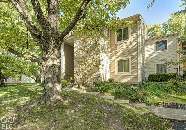 Photo 2 of Condo for sale at 5747 Overcrest Dr, Indianapolis, IN 46237 | MLS# 22130000 | Listing updated on 2026-10-21