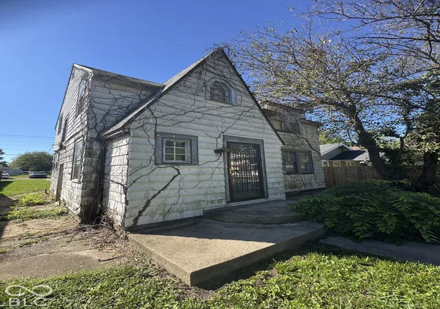Photo 2 of Single family home for sale at 2307 Nichol Ave, Anderson, IN 46016 | MLS# 22130016 | Listing updated on 2026-10-08