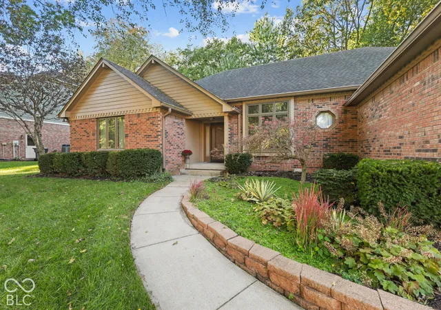 Photo 2 of Single family home for sale at 948 Silver Crk Way, Greenwood, IN 46142 | MLS# 22130031 | Listing updated on 2026-10-08