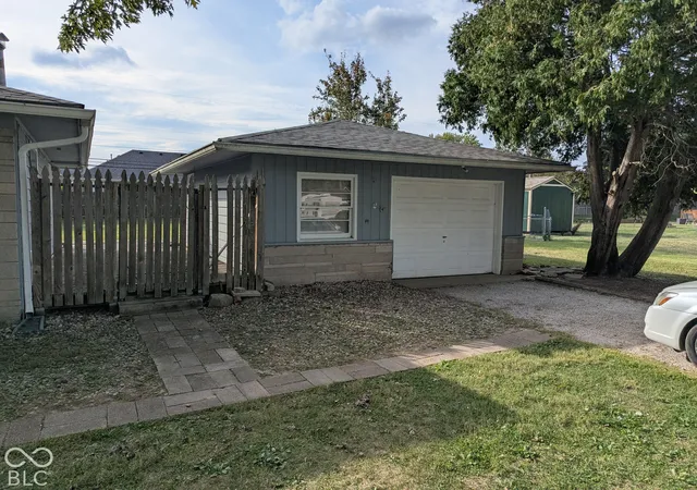 Photo 2 of Single family home for sale at 364 Robbins Dr, Greenwood, IN 46142 | MLS# 22130078 | Listing updated on 2026-10-29