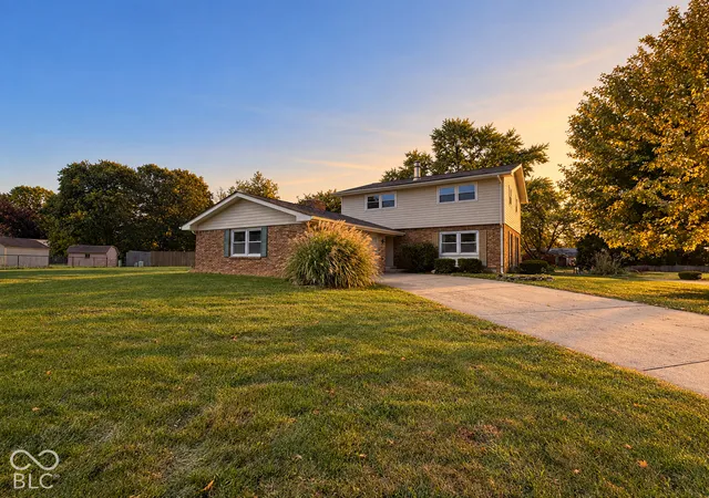 Single family home for sale at 980 Wood Crk Pl, Greenwood, IN 46142 | MLS# 22130132
