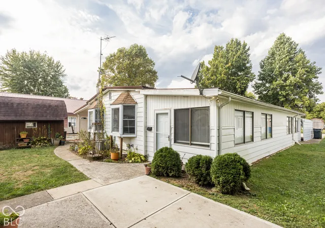 Photo 4 of Manufactured home for sale at 2005 Van Bibber Lake Ests, Greencastle, IN 46135 | MLS# 22130150 | Listing updated on 2026-10-07