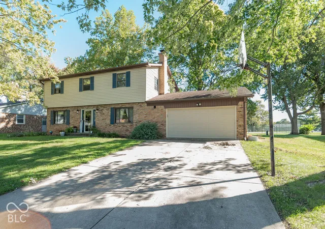 Photo 3 of Single family home for sale at 729 Balroyal Ct, Indianapolis, IN 46234 | MLS# 22130186 | Listing updated on 2026-10-08