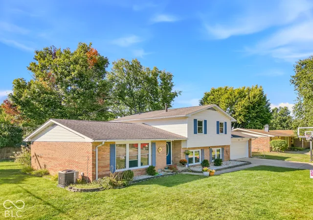 Photo 2 of Single family home for sale at 2810 Jordan Dr, Columbus, IN 47203 | MLS# 22130209 | Listing updated on 2026-10-09